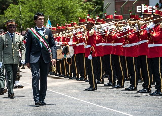 Mutiny en Madagascar 🇲🇬: parte del ejército se rebela y se une a los manifestantes