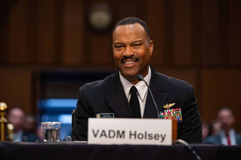 Retiro abrupto de un comandante clave en un momento caliente: Holsey y los ataques navales en el Caribe