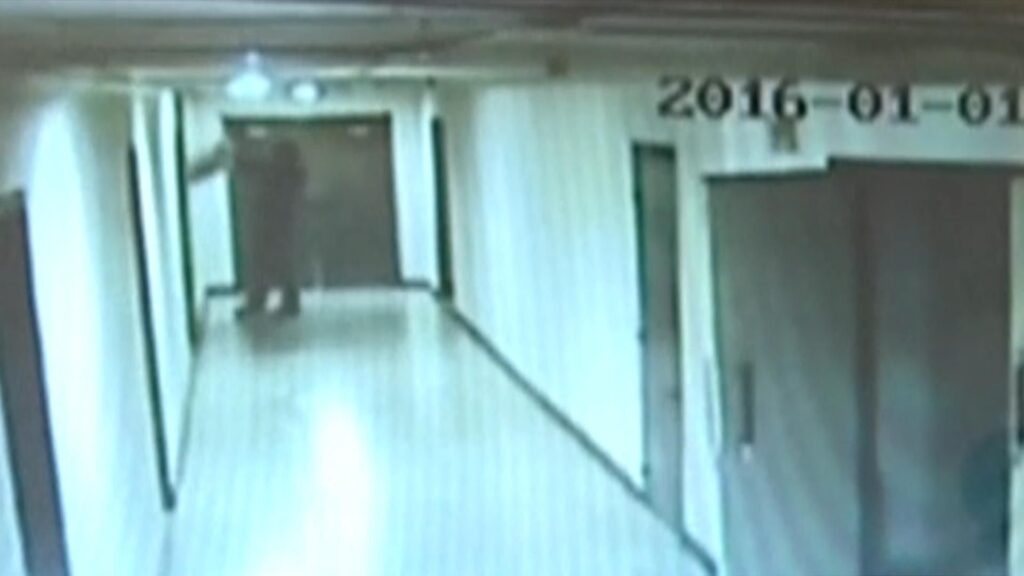 Supuesta imagen del robo del cartel por Otto Warmbier 