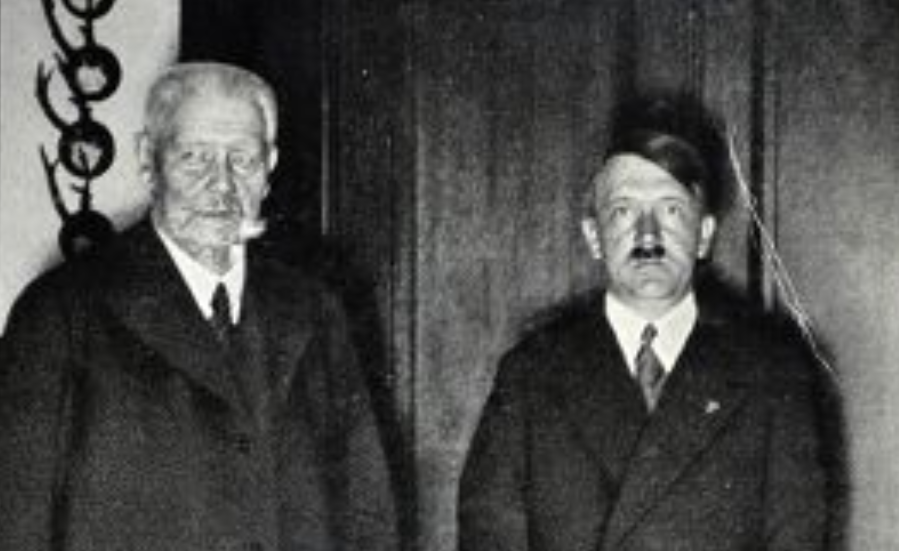 Fotografía de Hitler junto al expresidente Paul Con Hindenburg, que daba nombre al dirigible