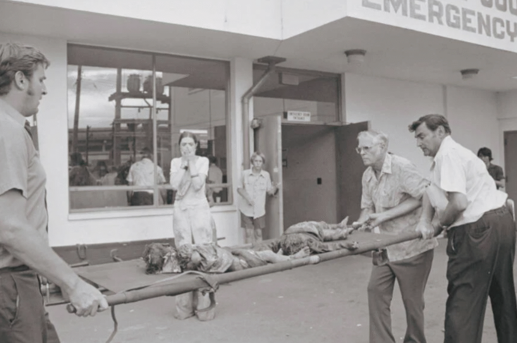 Víctimas del accidente aéreo de Babylift siendo evacuadas