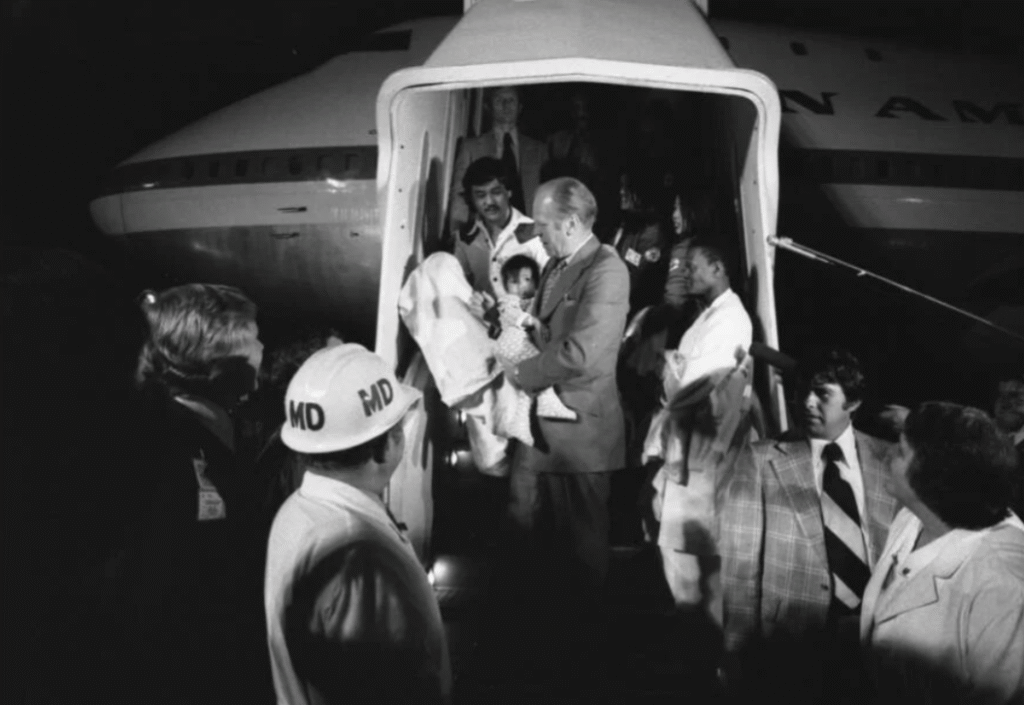 El presidente Gerald Ford recogiendo niños a su llegada a EEUU