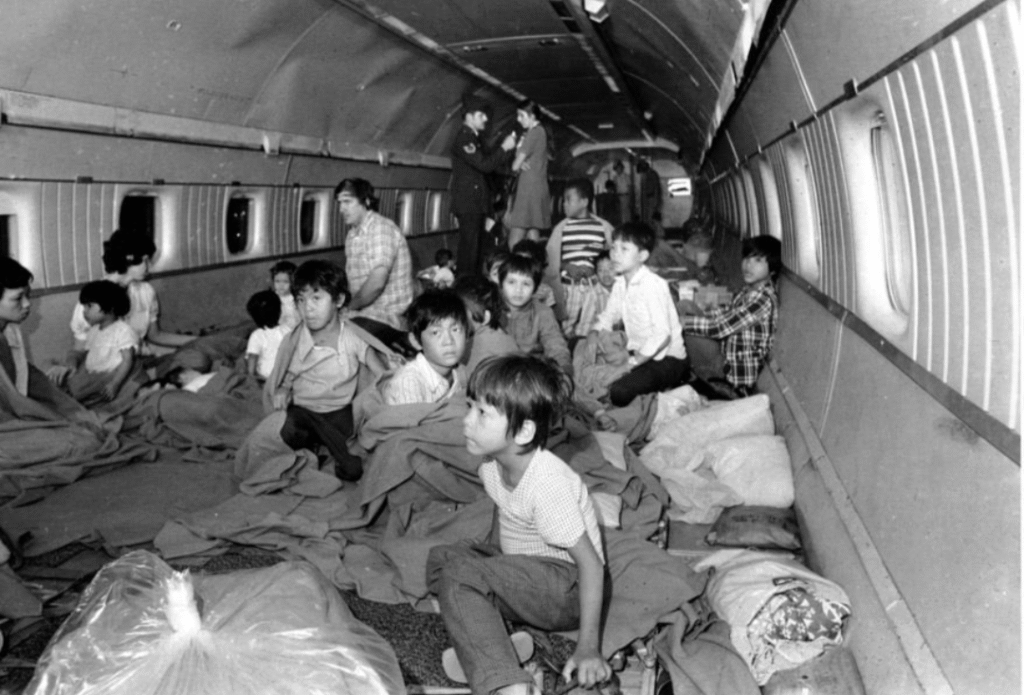 Supuestos huérfanos siendo transportados por el ejército americano